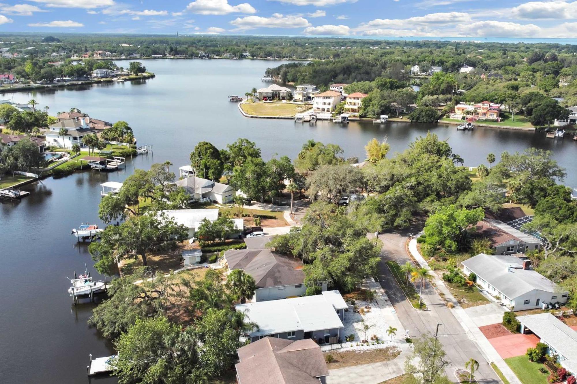 Pet-Friendly Waterfront Home - 2 Mi To Beach! تاربون سبرينغز المظهر الخارجي الصورة