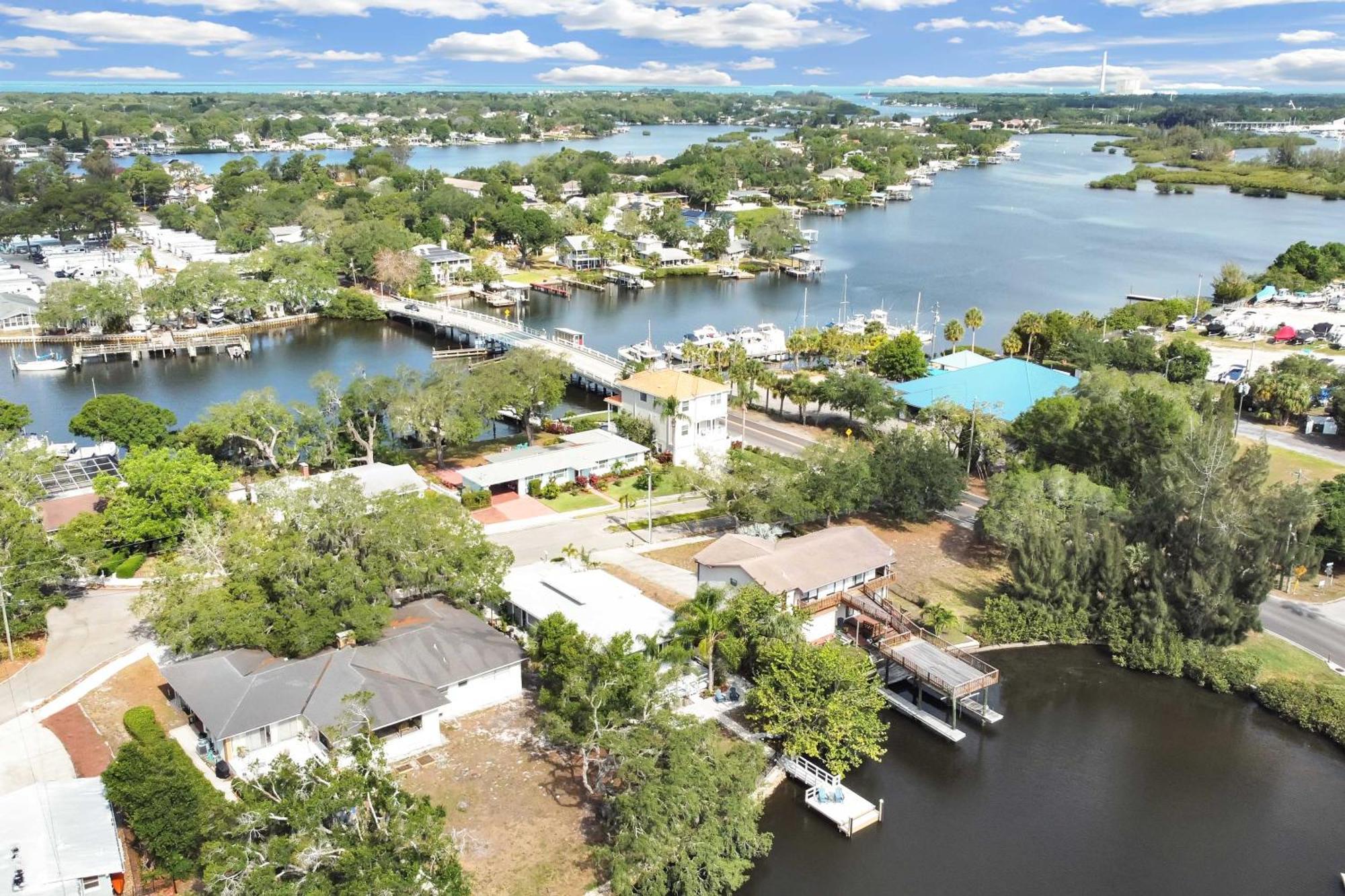 Pet-Friendly Waterfront Home - 2 Mi To Beach! تاربون سبرينغز المظهر الخارجي الصورة